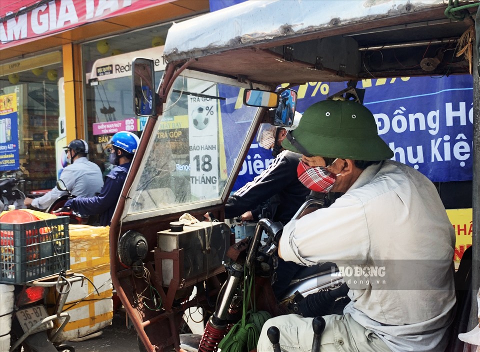 Người tham gia giao thông ngao ngán chờ đợi đi qua đoạn đường ùn tắc trong thời tiết nắng nóng.