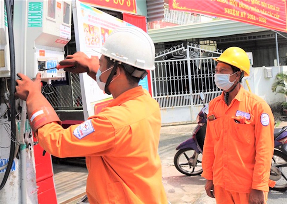 Nhân viên EVNSPC kiểm tra hệ thống điện tại nhà máy của khách hàng ở tỉnh Lâm Đồng. Ảnh EVNSPC cung cấp