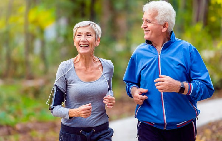 Những người trên 60 tuổi có thể lựa chọn những bài tập nhẹ nhàng như đi bộ. Ảnh: AFP