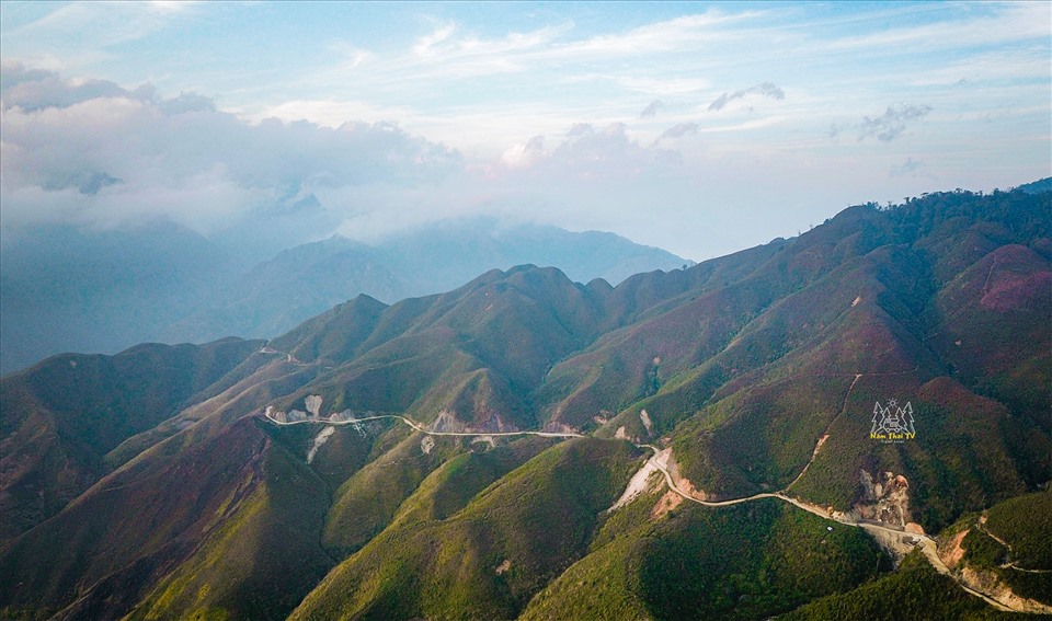 Đường từ trung tâm Tà Xùa đi đến Xím Vàng khoảng 18km, đường đi khá quanh co nhưng bù lại du khác sẽ có khoảng thời gian ngắm hoàng hôn và bỏ túi cho mình những bức ảnh đẹp mê hồn.