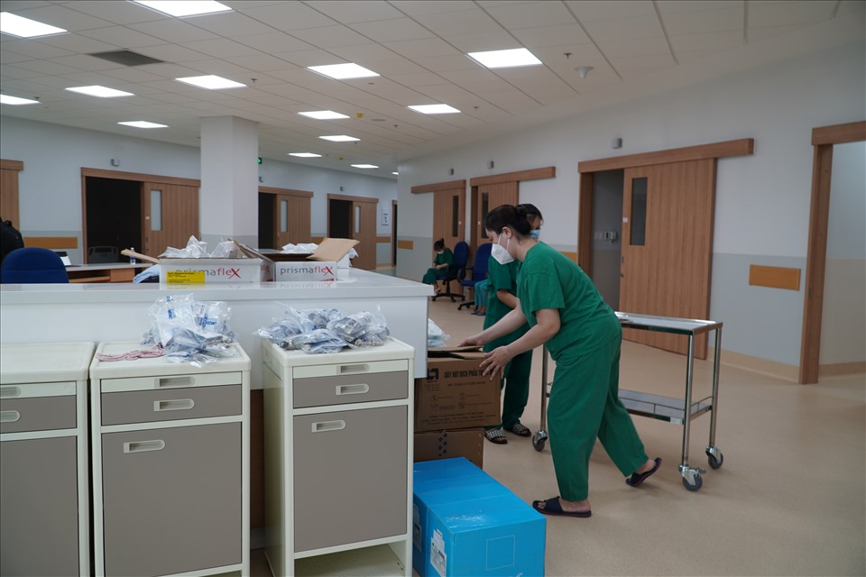 Trước đó, vào ngày 14.7, đội chi viện có 53 thành viên gồm 25 bác sĩ và 28 điều dưỡng của Bệnh viện Chợ Rẫy TPHCM cũng đã lên đường nhận nhiệm vụ tại Trung tâm hồi sức bệnh nhân COVID-19.