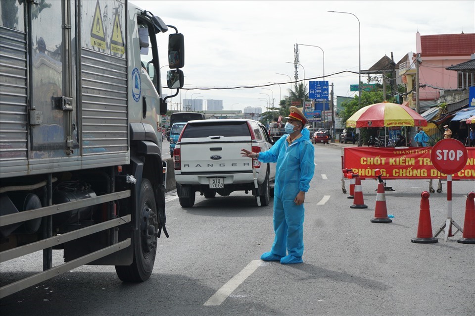 Chốt kiểm soát ra vào TPHCM. Ảnh: Minh Quân