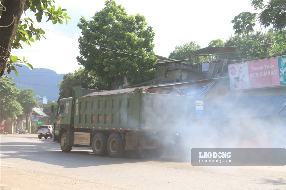 Những xe chở thải của dự án mở rộng thủy điện Hòa Bình ngang nhiên xả thải giữa lòng thành phố Hòa Bình.