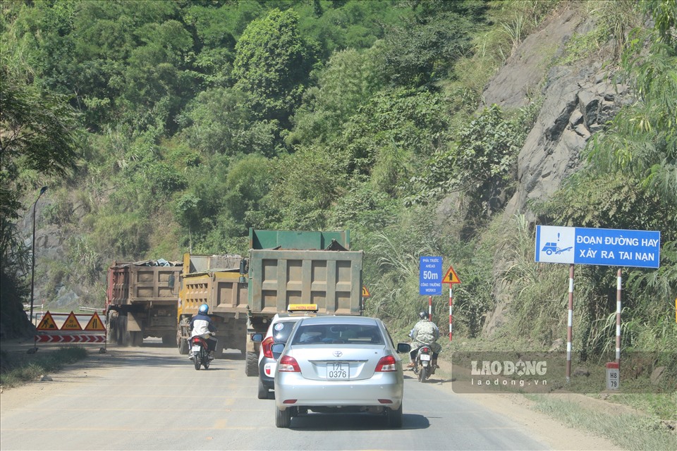 Đất được vận chuyển lên khu vực dốc Cun (Km80 Quốc lộ 6) để đổ thải.