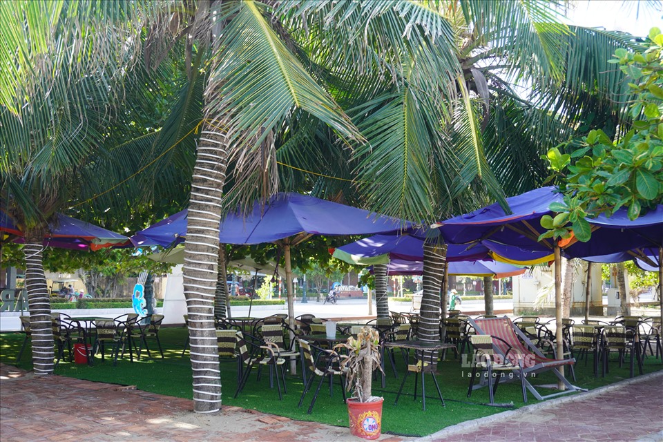 Các hàng quán, Hubway dọc bãi biển Sầm Sơn nơi đóng cửa, nơi vắng khách.