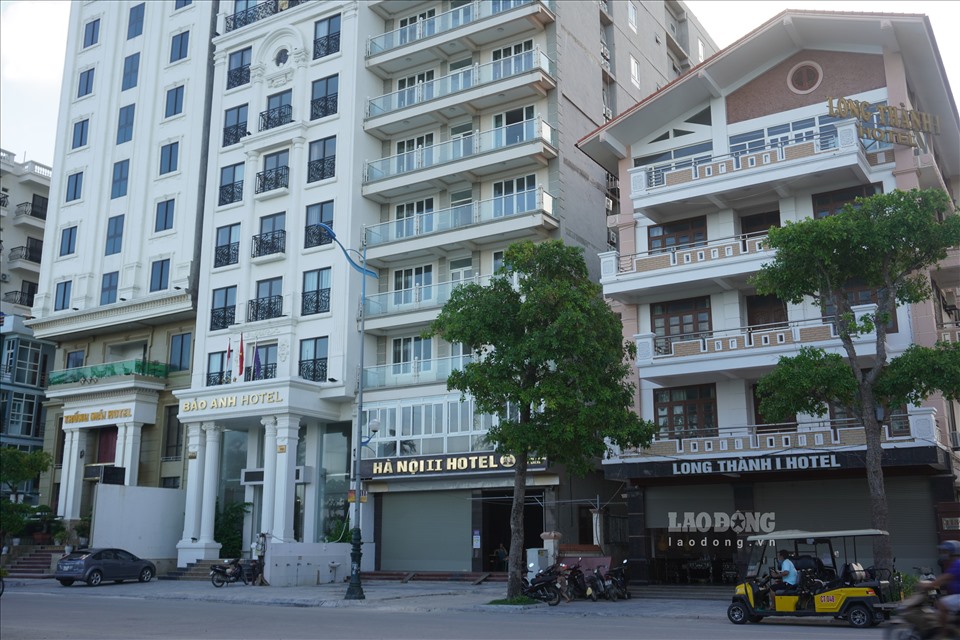 Rất nhiều khách sạn, nhà nghỉ dọc bãi biển Sầm Sơn đã phải đóng cửa, dừng phục vụ vì vắng khách.