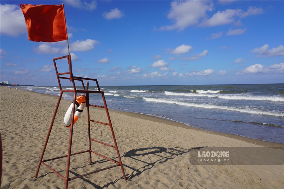 Nhân viên cứu hộ bờ biển, rời chiếc ghế cao ngồi trầm ngâm trên bãi cát.
