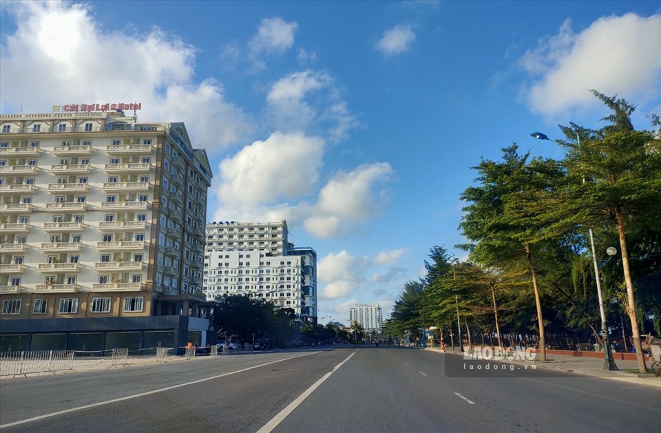 Đường Hồ Xuân Hương (dọc bãi biển Sầm Sơn) vắng người qua lại.
