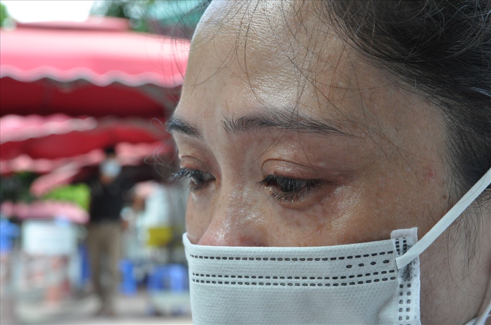 Chị Phạm Thị Dương là 1 trong hàng trăm công nhân của công ty ô tô 1-5 bị nợ lương và tiền đóng bảo hiểm xã hội. Chị bị k phổi nhưng không dám đi viện vì không có tiền.