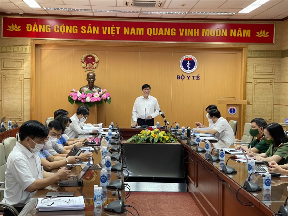 Bộ trưởng chủ trì hội nghị với các tỉnh thành về chống dịch COVID-19. Ảnh: Hương Giang