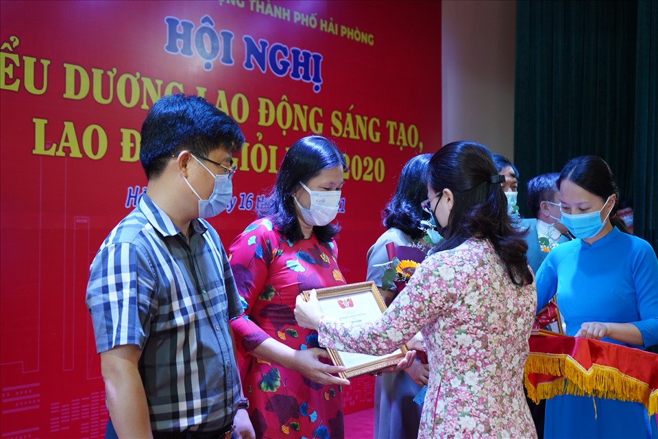 Bà Bùi Thị Ngọc - Phó Chủ tịch Thường trực Liên đoàn Lao động TP. trao kỷ niệm chương “Vì sự nghiệp xây dựng tổ chức Công đoàn” cho các cá nhân. Ảnh Mai Dung