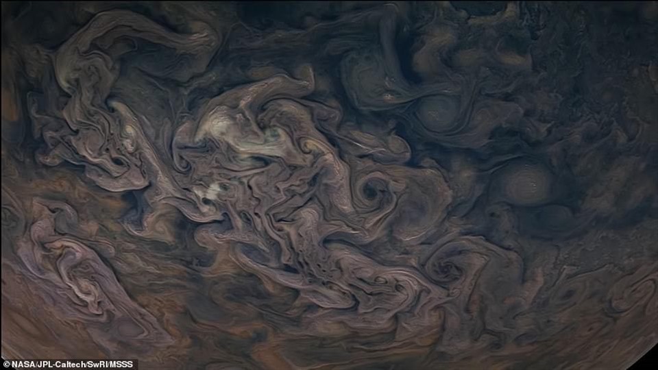 Ở góc nhìn này, Juno đã ghi lại được những cơn lốc xoáy tuyệt đẹp ở cực Bắc của sao Mộc. Ảnh: NASA