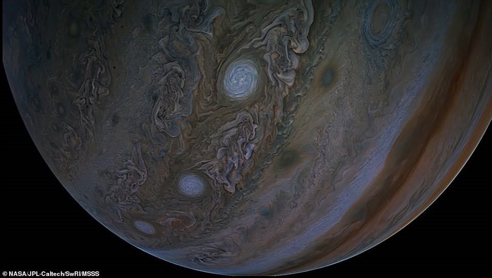 Juno cũng đã chụp được những cơn bão lớn quay ngược chiều kim đồng hồ xuất hiện dưới dạng hình bầu dục màu trắng ở Nam bán cầu của sao Mộc. Ảnh: NASA