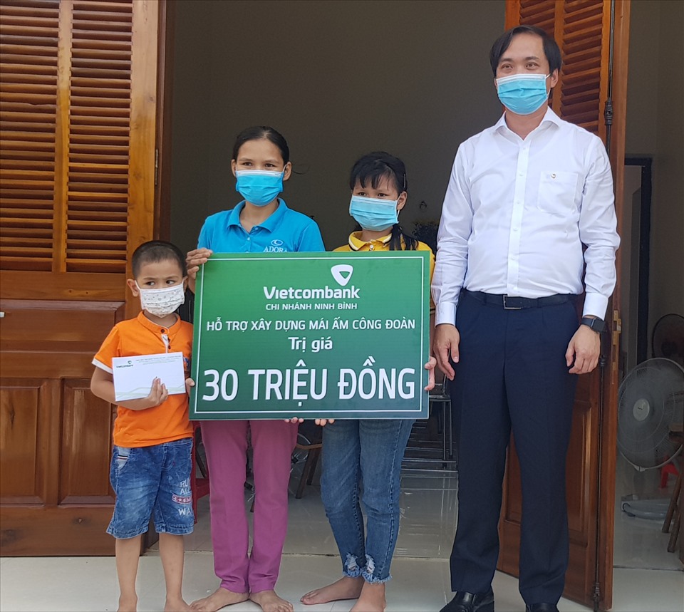 Đại diện lãnh đạo Ngân hàng Thương mại CP ngoại thương Việt Nam, Chi nhánh Ninh Bình trao tiền hỗ trợ cho gia đình chị Minh. Ảnh: NT