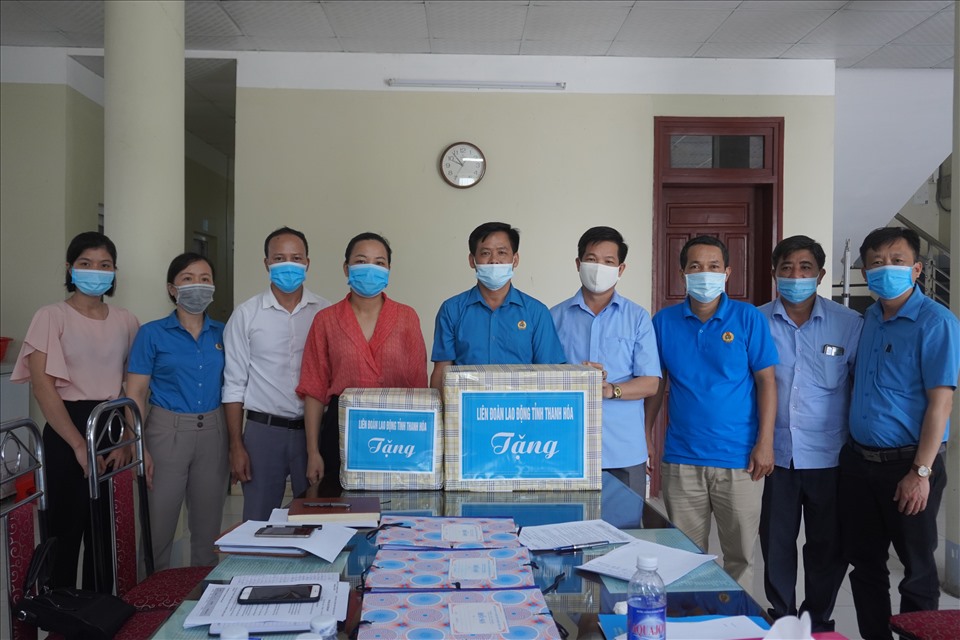 Cũng tại buổi làm việc, đại diện lãnh đạo LĐLĐ tỉnh Thanh Hóa đã trao những thùng khẩu trang, nước sát khuẩn cho công ty và công nhân lao động. Ảnh: Q.D