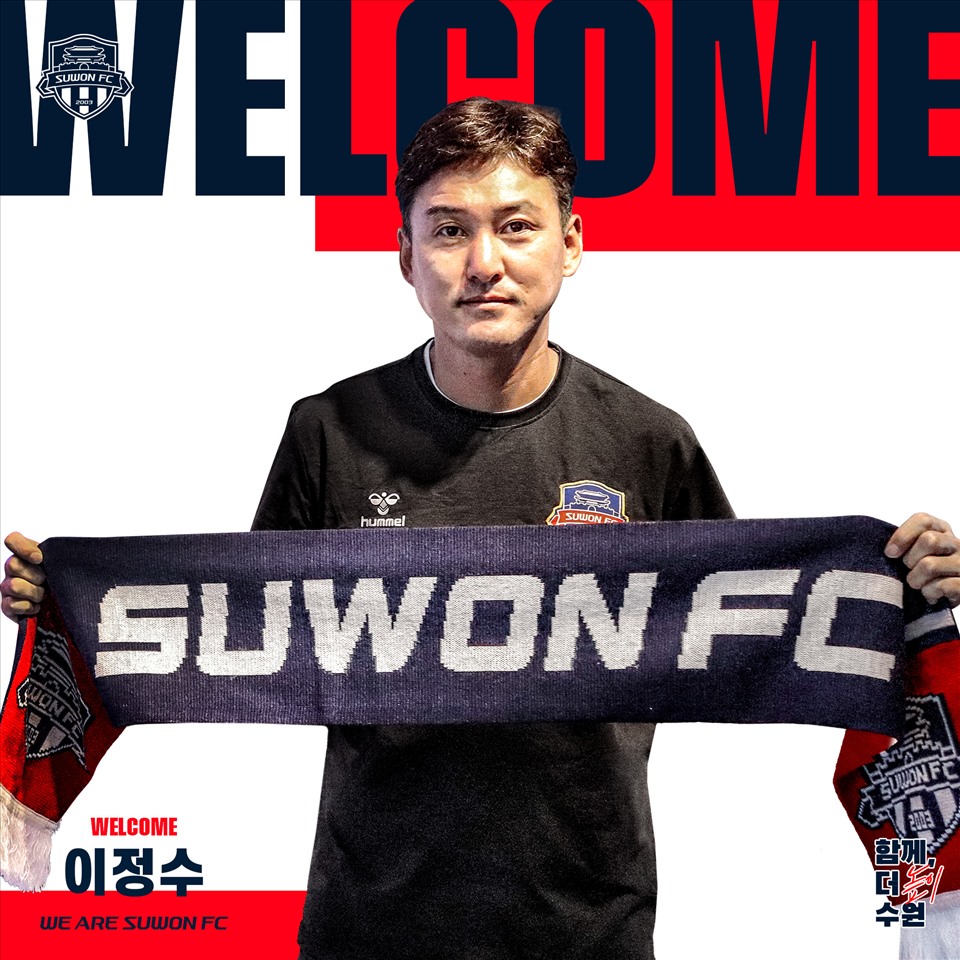 Ông Lee Jung-soo ra mắt đội bóng mới. Ảnh: Suwon FC