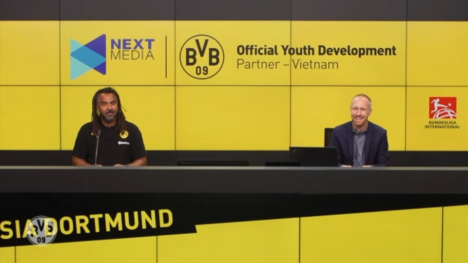 Cuộc họp trực tuyến với đầu cầu Borussia Dortmund. Ảnh: Đức Mạnh