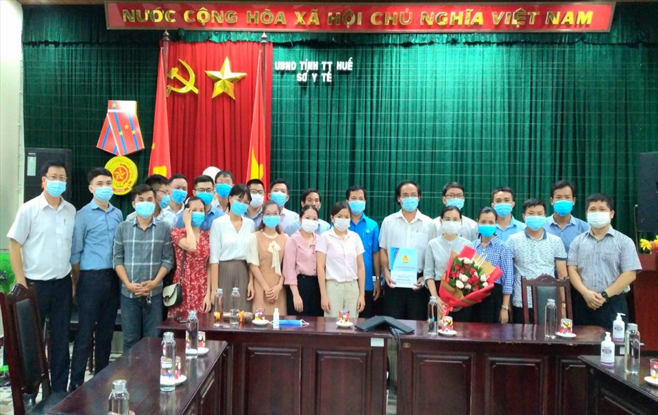 Lãnh đạo LĐLĐ tỉnh Thừa Thiên Huế động viên, tặng quà đến 20 đoàn viên Công đoàn là đội ngũ y bác sĩ, nhân viên y tế tham gia tuyến đầu chống dịch tại TPHCM. Ảnh: Nhã Phương.
