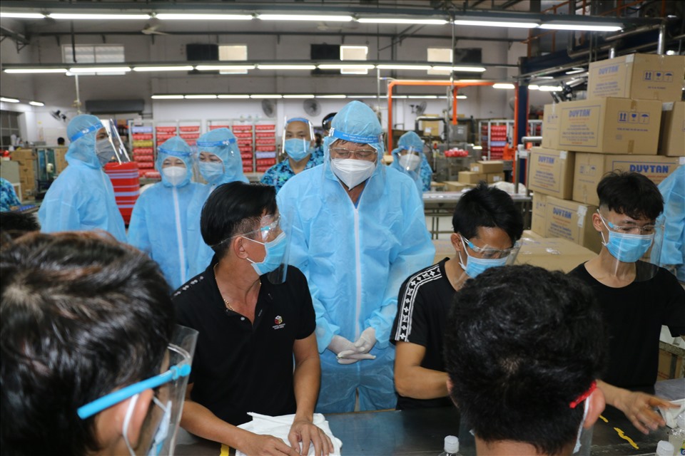 Đoàn Công tác Tổng LĐLĐ Việt Nam thăm một doanh nghiệp tại thị xã Tân Uyên, Bình Dương tổ chức tốt phương án “3 tại chỗ“, vừa phòng dịch COVID-19 vừa sản xuất phát triển kinh tế. Ảnh: Hoàng Trung