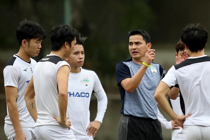 Huấn luyện viên Kiatisak và câu lạc bộ Hoàng Anh Gia Lai phải chờ sang năm 2022 để đua vô địch V.League 2021. Ảnh: HAFC