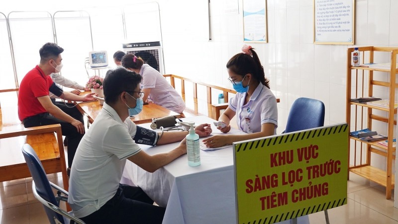 Sàng lọc trước khi tiêm vaccine phòng COVID-19 tại Bệnh viện Bãi Cháy. Ảnh: Bệnh viện Bãi Cháy