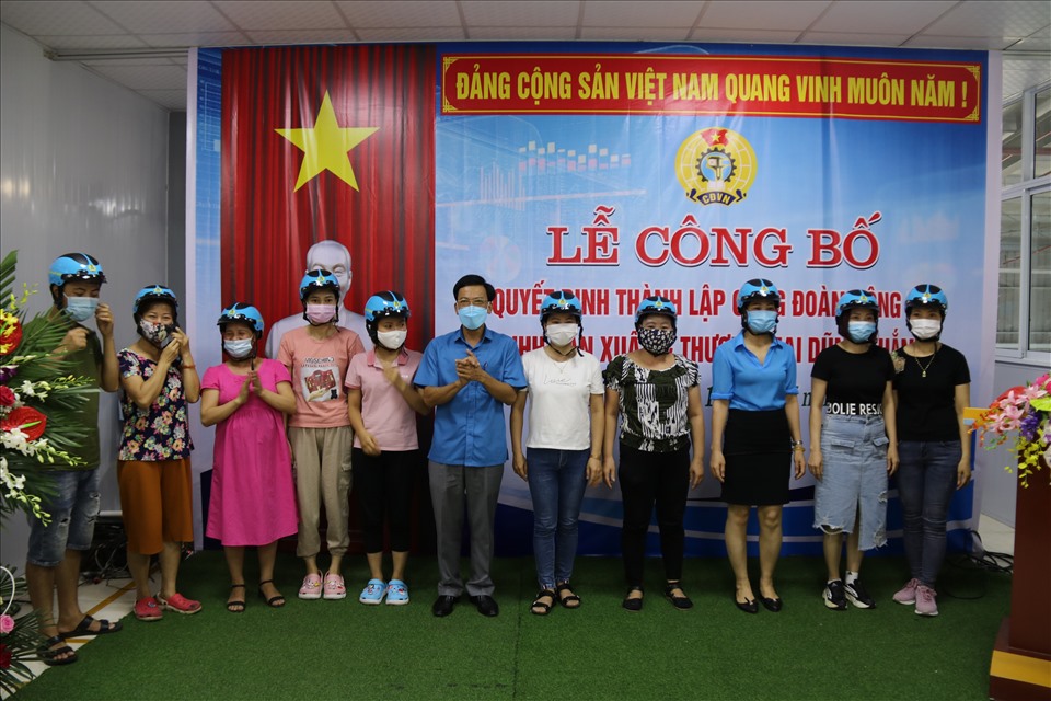 Phó Chủ tịch LĐLĐ tỉnh Nguyễn Thanh Bình trao tặng mũ bảo hiểm cho đoàn viên khi gia nhập tổ chức công đoàn. Ảnh Bá Mạnh