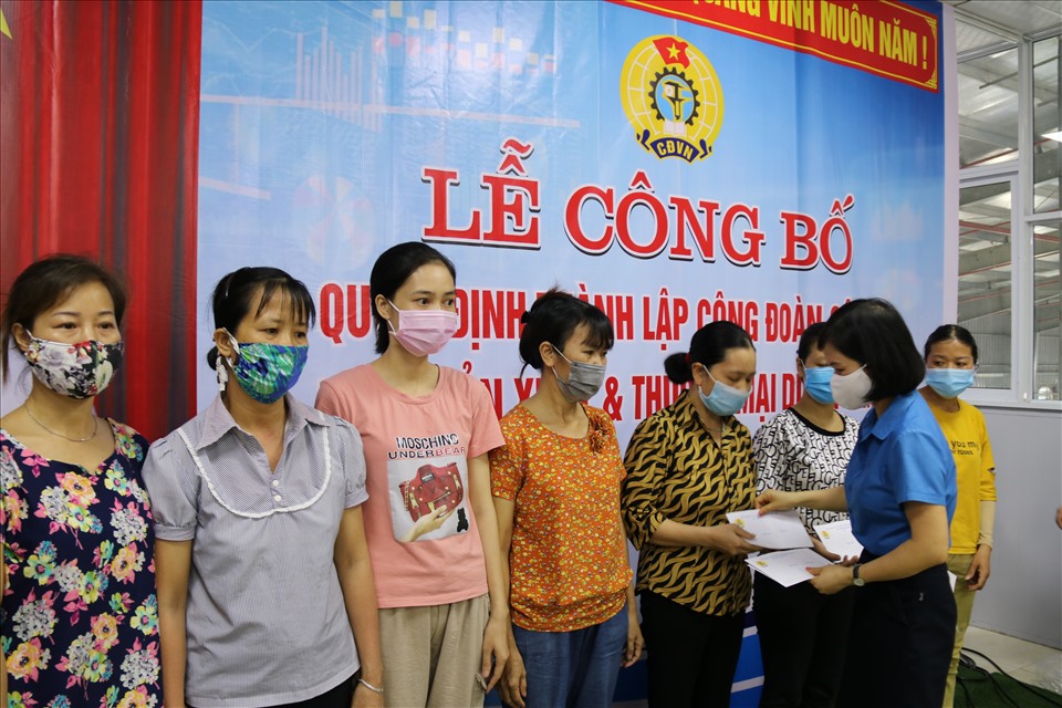 Lãnh đạo LĐLĐ huyện Quỳnh phụ trao quà, động viên những đoàn viên có hoàn cảnh khó khăn. Ảnh Bá Mạnh