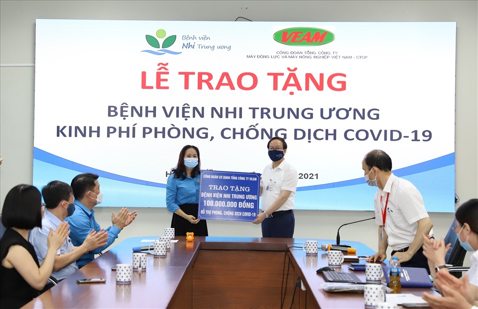 Đại diện Công đoàn cơ quan Tổng Công ty VEAM (bên trái) trao tặng kinh phí cho Bệnh viện Nhi trung ương. Ảnh: CĐV