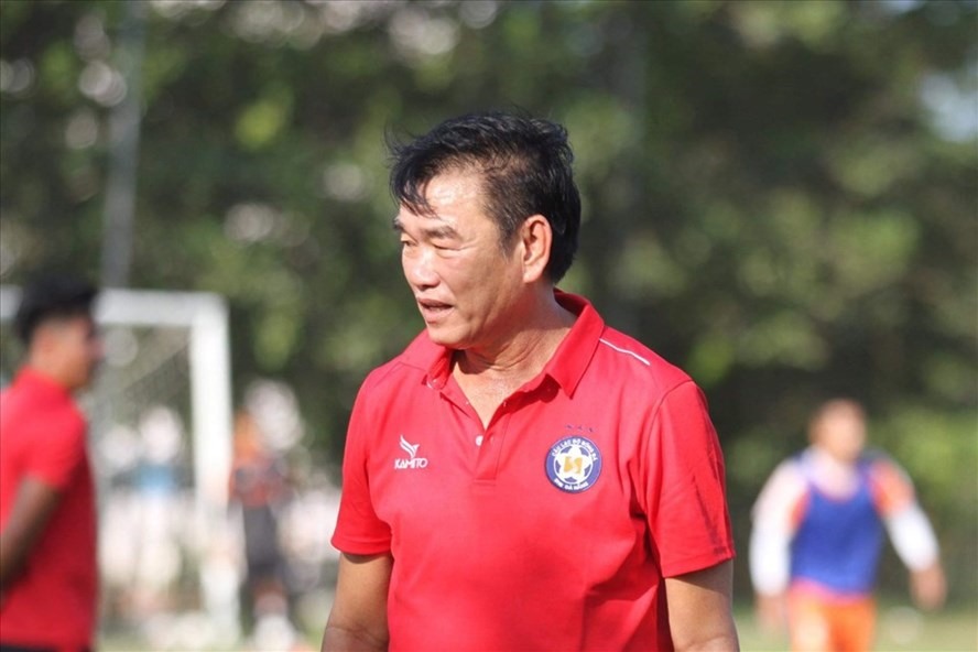 Huấn luyện viên Phan Thanh Hùng nói đến những bất cập trong việc lùi V.League 2021. Ảnh: V.Đ