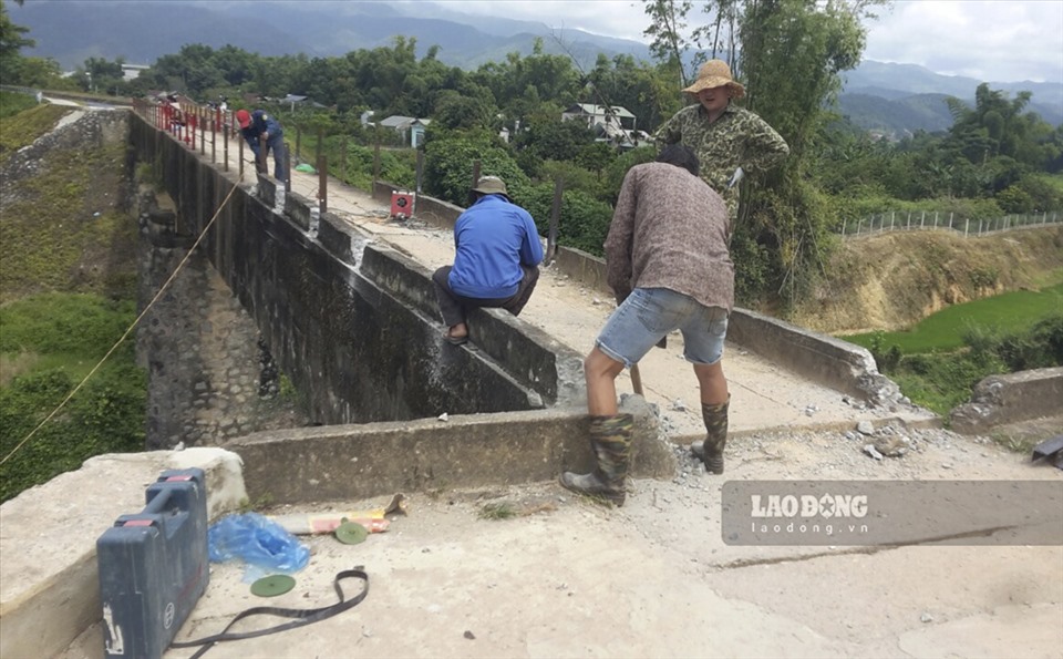 Công nhân đang sửa chữa, gia cố lan can của 1 cây cầu máng dẫn nước vượt sông, suối - 1 hạng mục quan trọng của Đại Thủy nông Nậm Rốm.