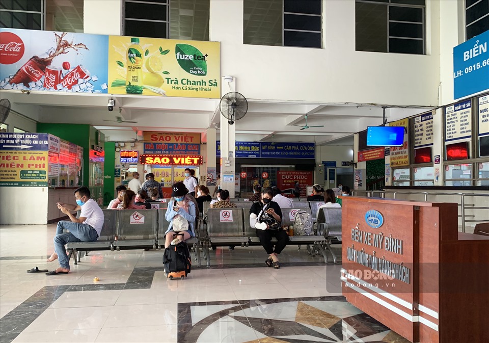 Ghi nhận của Lao Động ngày 17.7 tại bến xe Mỹ Đình (Nam Từ Liêm, Hà Nội) lượng hành khách ra vào bến cũng không được đông đúc.