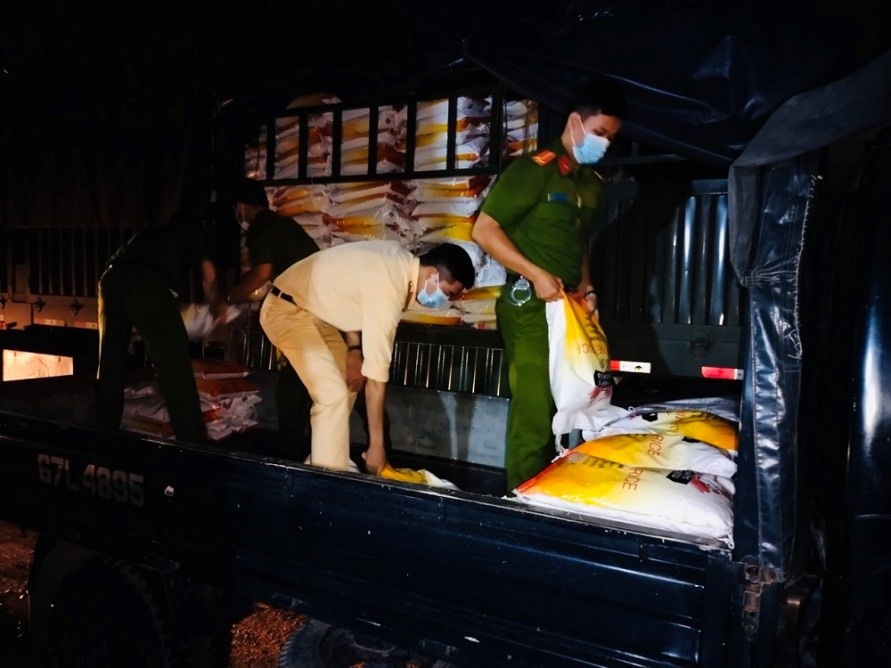Ngay trong đêm các cán bộ, chiến sĩ Công an tỉnh An Giang đã chung tay nhau khuân vác để kịp đưa gạo đến 11 đơn vị Công an trong tỉnh. Ảnh: PG