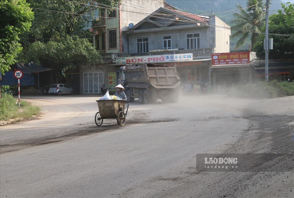 Ông L.V.K, (tổ 9, phường Thái Bình) bức xúc: “Gia đình sống giữa ngã ba nên ngày nào cũng chứng kiến những xe qua lại đây, mỗi ngày có đến hàng trăm, hàng ngàn lượt xe chạy suốt ngày đêm chở đất, đá đủ kích cỡ đi qua tuyến đường này”.