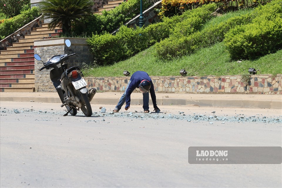 Có nhiều người dân thấy việc nguy hiểm cho người tham gia giao thông dừng lại nhặt những hòn đá to rơi vãi giữa trưa hè giúp người dân tham gia giao thông an toàn.