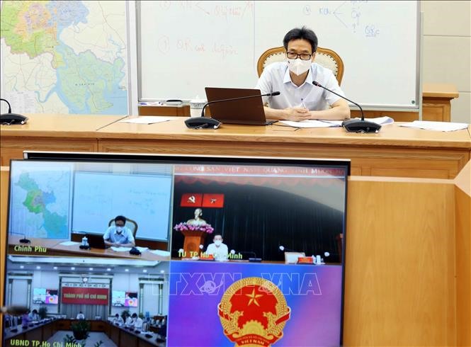 Phó Thủ tướng Vũ Đức Đam chủ trì cuộc họp giao ban trực tuyến với lãnh đạo TP. Hồ Chí Minh về công tác phòng, chống dịch. Ảnh: Phạm Kiên/TTXVN