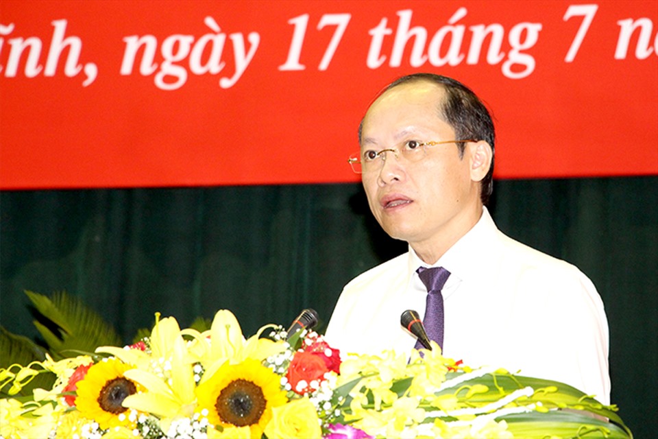 Ông Nguyễn Hồng Lĩnh - Phó Chủ tịch UBND tỉnh Hà Tĩnh báo cáo tình hình KTXH 6 tháng đầu năm 2021 của tỉnh Hà Tĩnh. Ảnh: HĐND Hà Tĩnh.