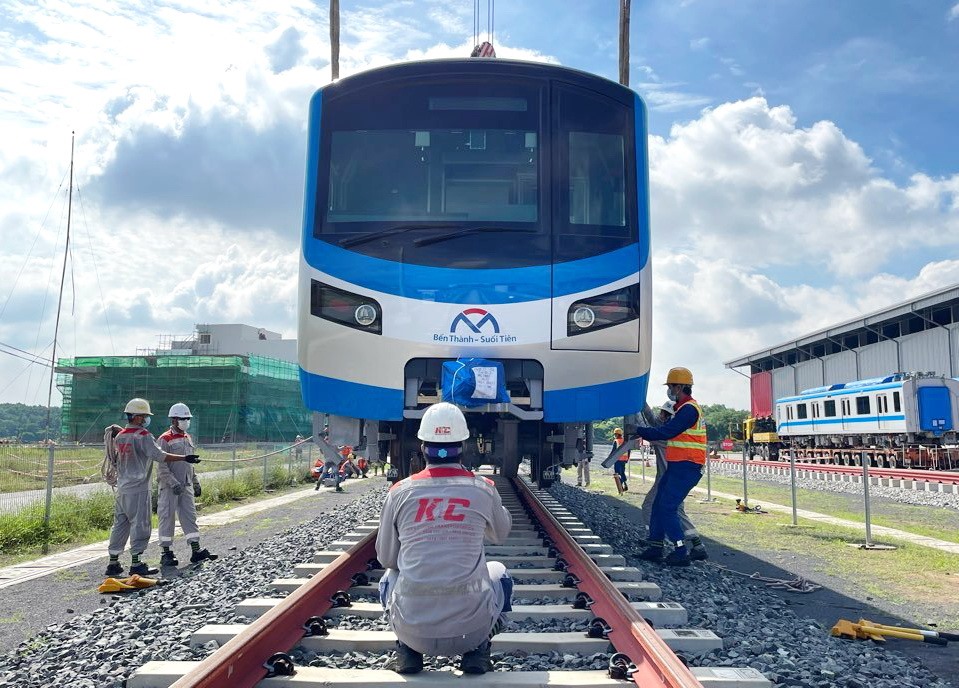 Tàu metro số 1 được đưa lên đường ray ở depot Long Bình hôm 16.7.  Ảnh: MAUR