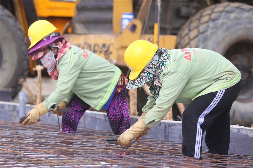 Các công nhân đang gấp rút hoàn thiện khung sắt để chuẩn bị đổ bê tông.