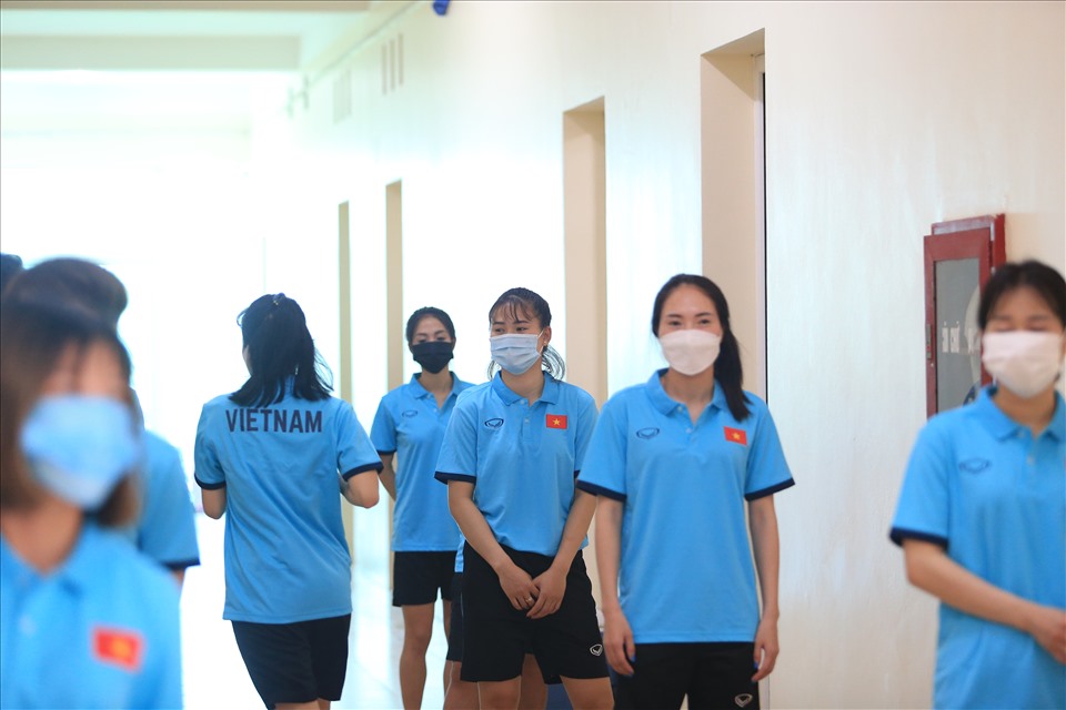 Đội tuyển nữ Việt Nam đã tập trung tại Liên đoàn bóng đá Việt Nam vào sáng ngày 17.7. Ngay sau khi ổn định, các cầu thủ được tiến hành lấy mẫu xét nghiệm COVID-19. Ảnh: Hoài Thu
