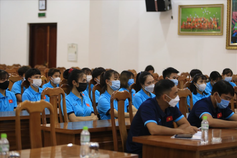Đội tuyển nữ Việt Nam cũng có buổi họp kiện toàn ban cán sự, phổ biến kế hoạch và nội dung tập luyện trong chiều ngày 17.7. Ảnh: Hoài Thu