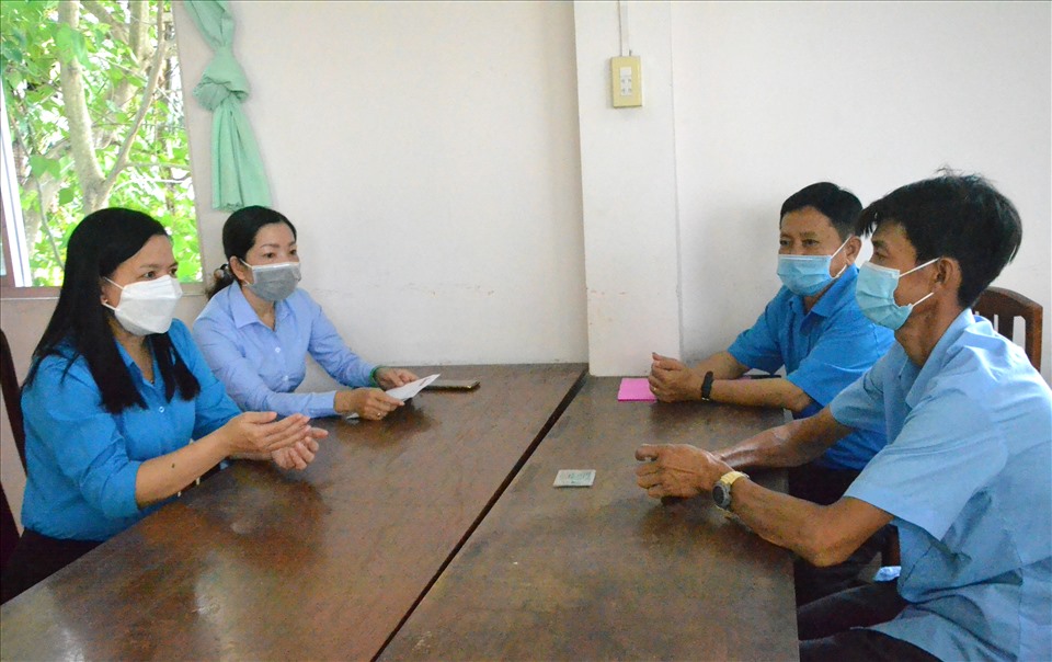 Phó Chủ tịch Thường trực LĐLĐ tỉnh An Giang Phan Thị Diễm thăm hỏi anh Đạo, thành viên Chốt phòng, chống dịch bị chém. Ảnh: LT