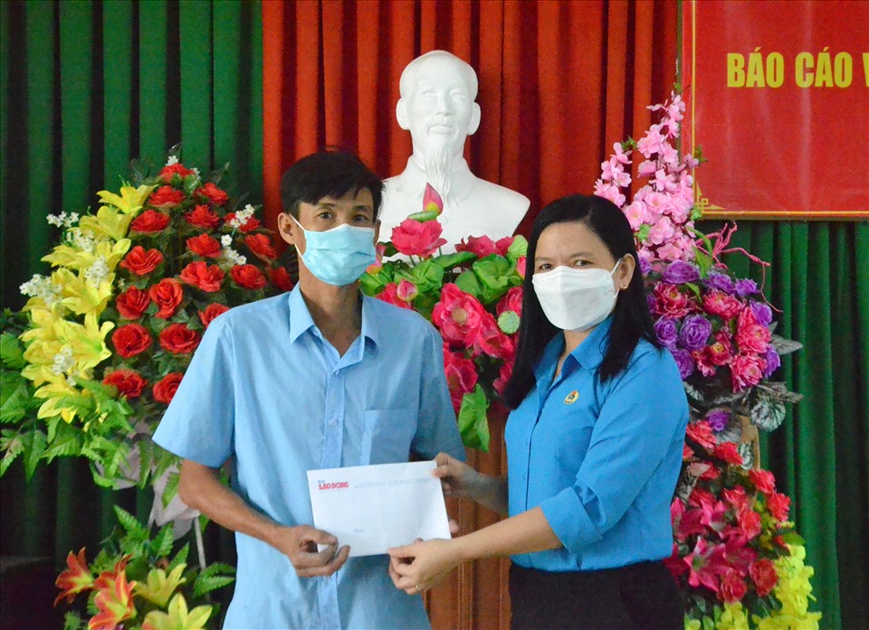 Thừa ủy quyền lãnh đạo Quỹ Tấm lòng vàng, bà Phan Thị Diễm trao hỗ trợ đến anh Đạo. Ảnh: LT