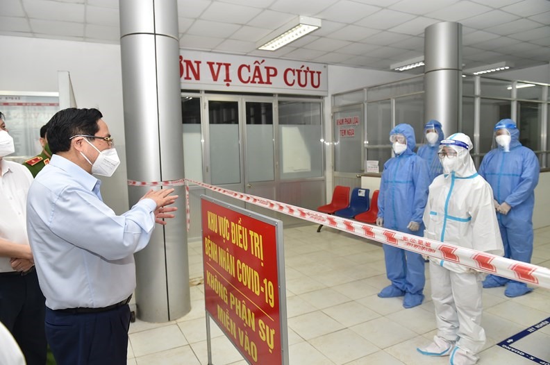 Thủ tướng Phạm Minh Chính động viên các thầy thuốc trên tuyến đầu chống dịch tại Long An, ngày 10.7. Ảnh VGP