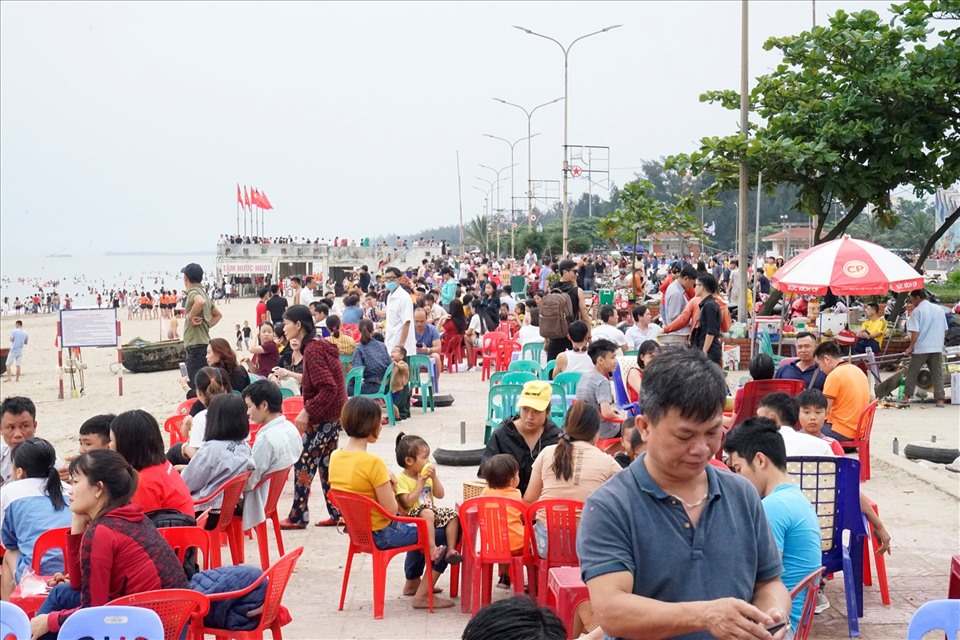 Vào thời điểm này năm ngoái, mỗi ngày bãi biển Cửa Lò đón hàng vạn lượt khách du lịch. Ảnh: Q.Đ