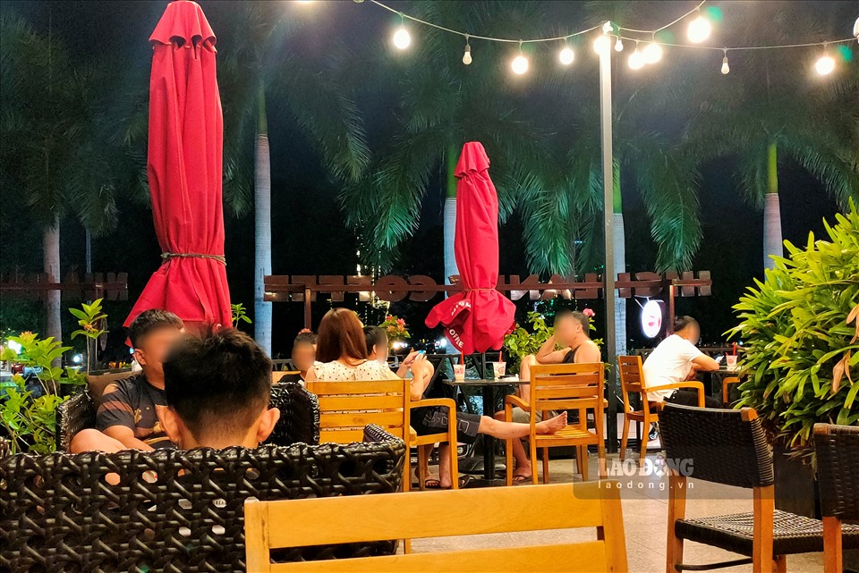 Không chỉ ngoài khu vực quảng trường Lam Sơn, mà ngay trong những quán cà phê vẫn tập trung đông người, không đảm bảo khoảng cách an toàn như khuyến cáo của Bộ Y tế.