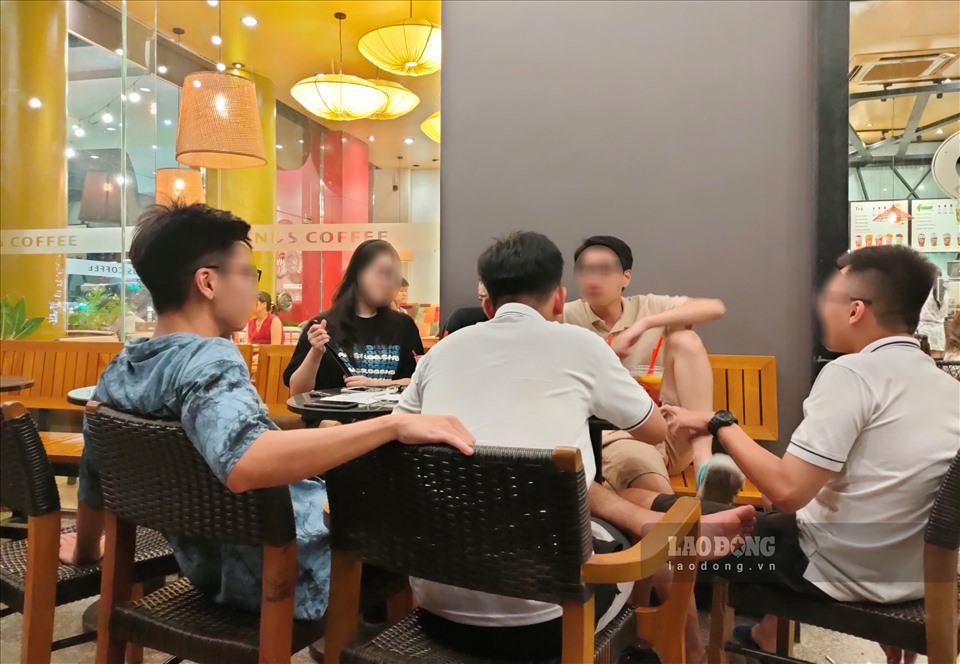 Tại những quán cà phê, khách hàng ngồi san sát nhau.