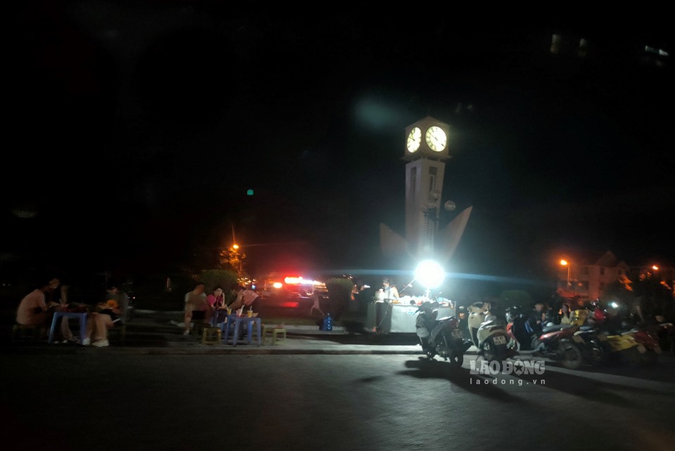 Ghi nhận lúc 22h ngày 17.7, dù đã khuya, tuy nhiên, nhiều hàng quán tại quảng trường Lam Sơn vẫn tập trung khá đông khách.