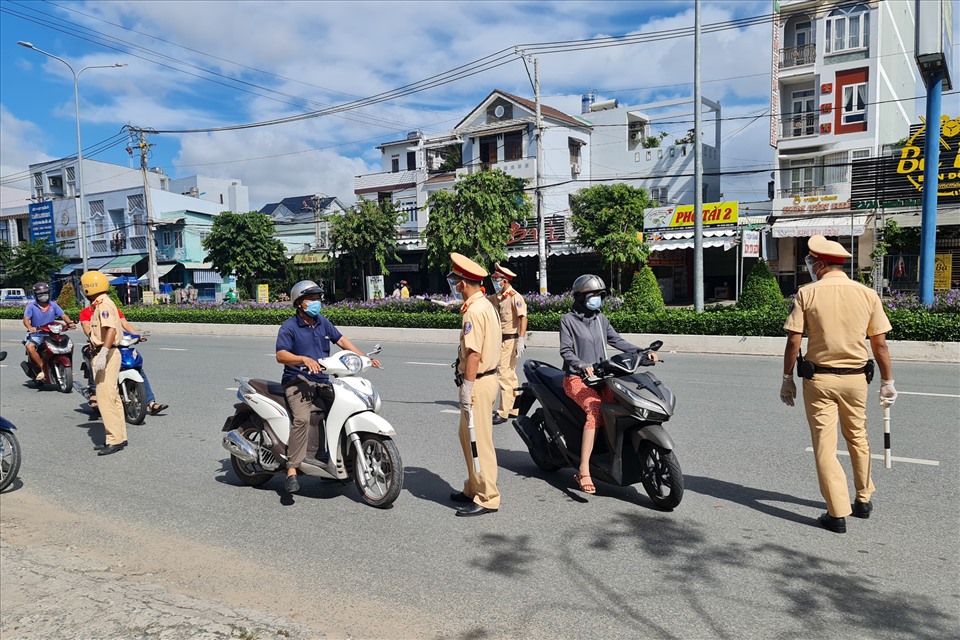 Nhằm tăng cường công tác giám sát người dân thực hiện Chỉ thị 16, UBND quận Ninh Kiều (Cần Thơ) đã tổ chức ra quân kiểm tra, xử lý các trường hợp vi phạm quy định trong Chỉ thị 16.