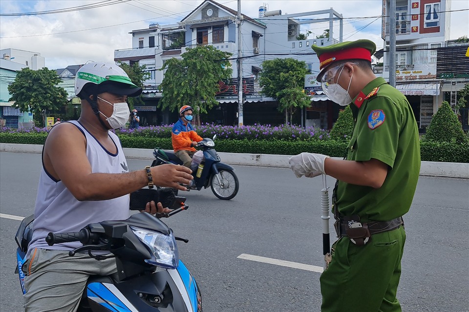 Theo thống kê sơ bộ ngày đầu tiên xử lý vi phạm, ngành chức năng quận Ninh Kiều đã lập biên bản xử phạt gần 140 trường hợp ra đường không lý do chính đáng, nhắc nhở nhiều trường hợp.