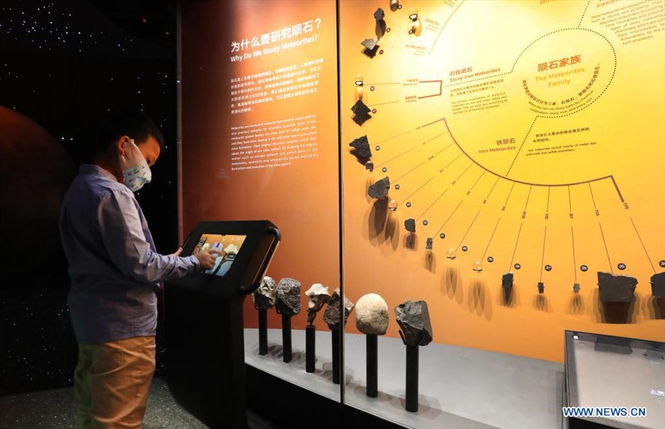 Khách tham quan Bảo tàng Thiên văn Thượng Hải ngày 17.7.2021. Ảnh: Xinhua